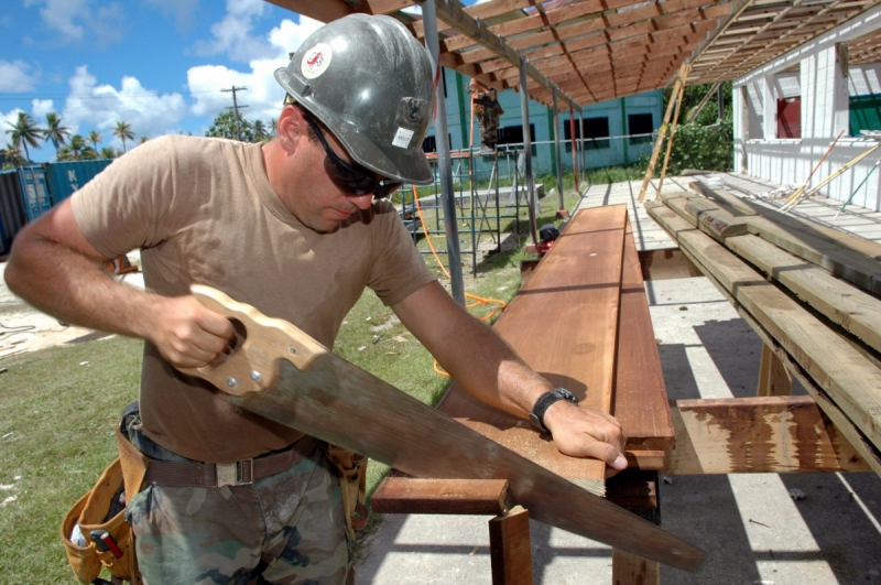 menuisier-CANTARON-min_worker_construction_building_carpenter_male_job_build_helmet-893290